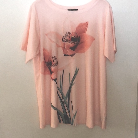 DG2 by Diane Gilman Tops - DG2  by Diane Gilman - Peach Short Sleeve Floral Design Top - NWOT Never Used